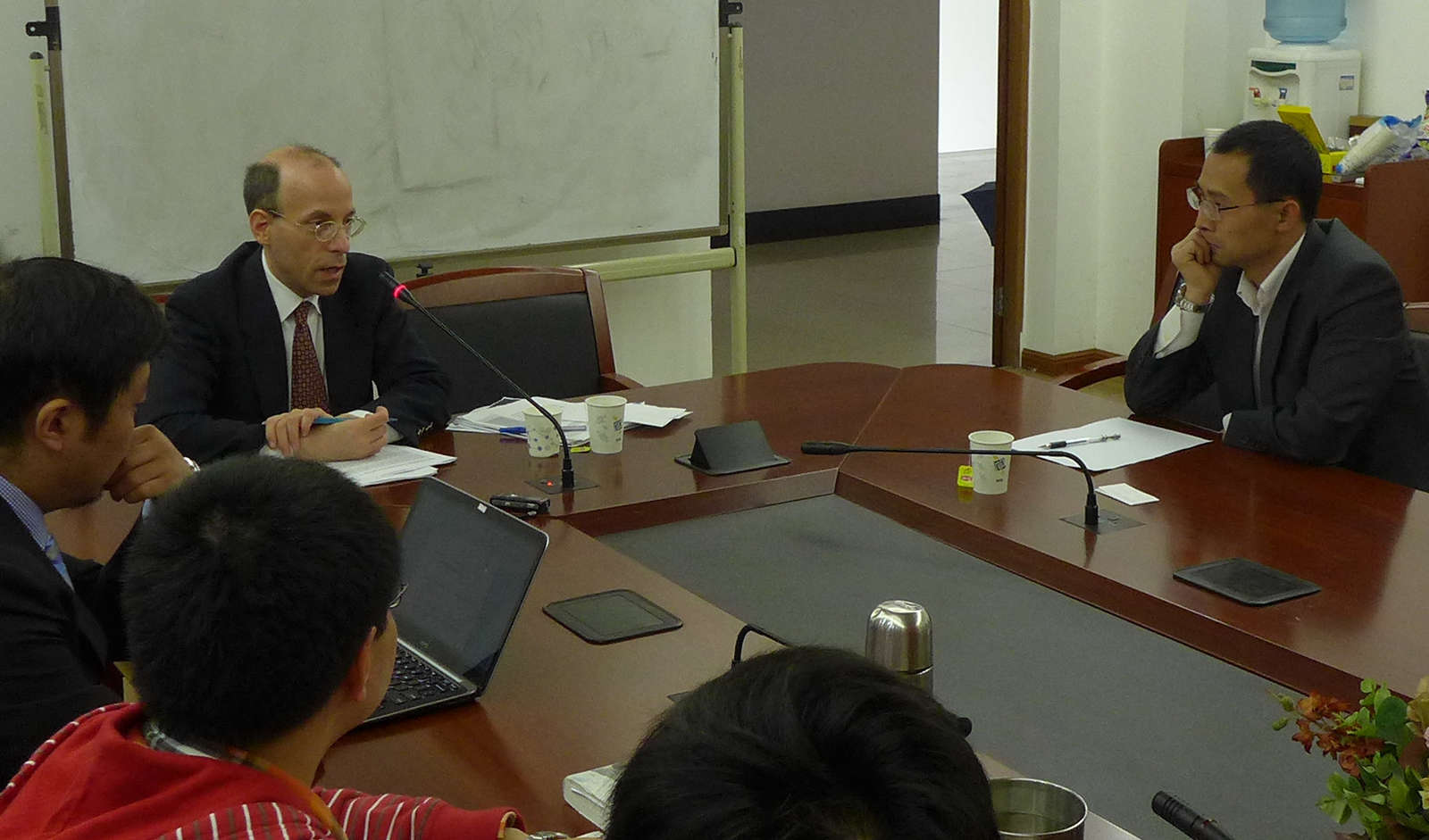 美国华盛顿哈德逊研究院政治与军事分析中心主任理查德·怀兹博士到访我院 - Восточно-китайский педагогический ...